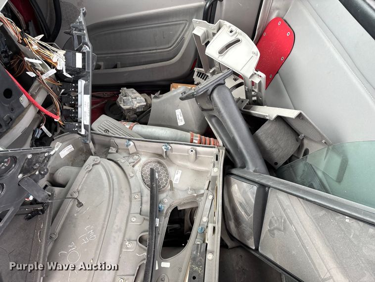 image for item FG0468 2019 Peterbilt truck cab and chassis