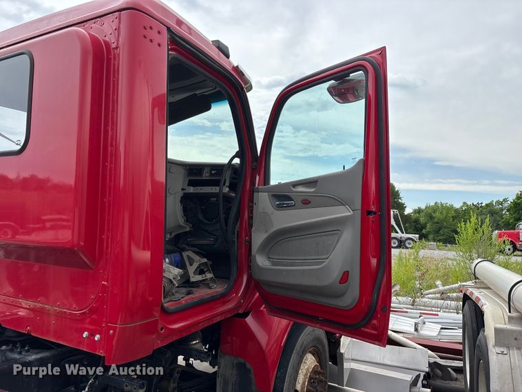 image for item FG0468 2019 Peterbilt truck cab and chassis
