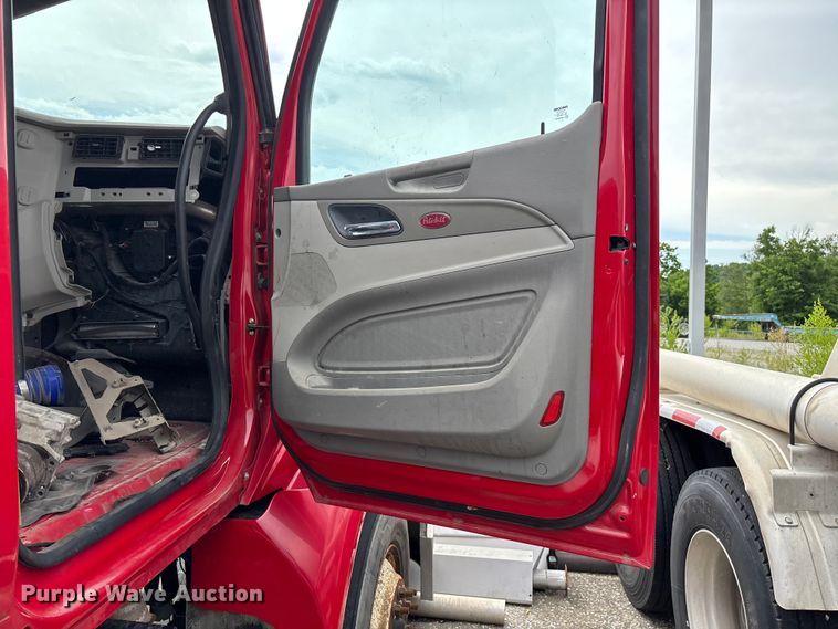 image for item FG0468 2019 Peterbilt truck cab and chassis