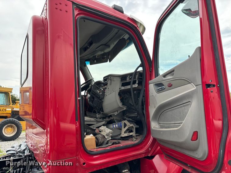 image for item FG0468 2019 Peterbilt truck cab and chassis