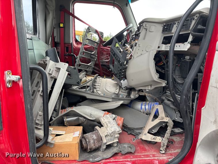 image for item FG0468 2019 Peterbilt truck cab and chassis