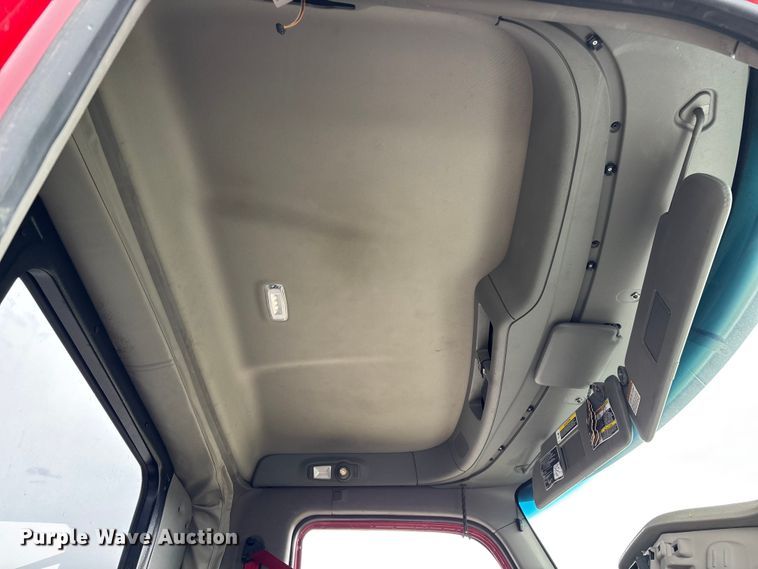 image for item FG0468 2019 Peterbilt truck cab and chassis