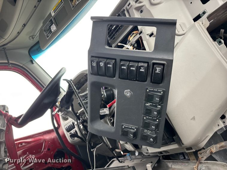 image for item FG0468 2019 Peterbilt truck cab and chassis