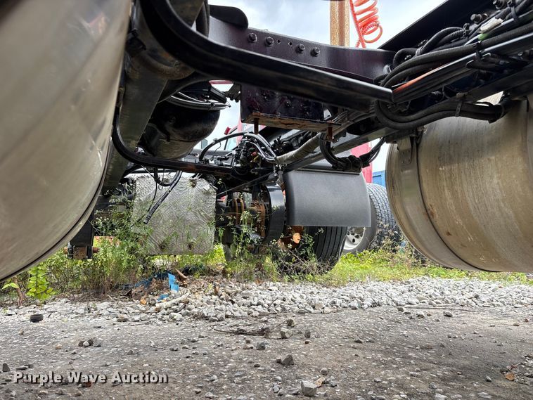 image for item FG0468 2019 Peterbilt truck cab and chassis