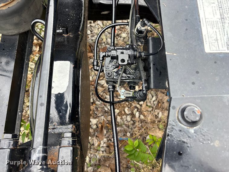 image for item FG0468 2019 Peterbilt truck cab and chassis