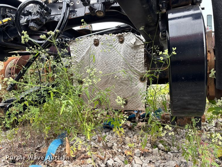 image for item FG0468 2019 Peterbilt truck cab and chassis