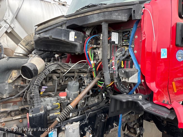 image for item FG0468 2019 Peterbilt truck cab and chassis