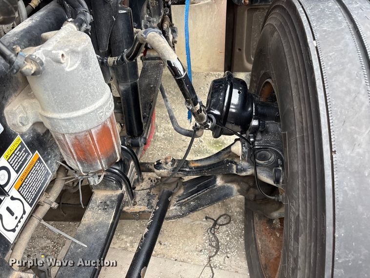 image for item FG0468 2019 Peterbilt truck cab and chassis