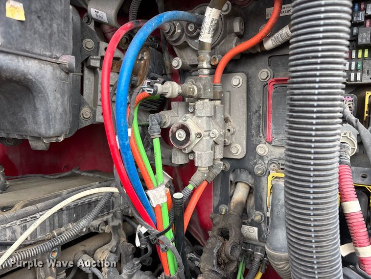 image for item FG0468 2019 Peterbilt truck cab and chassis