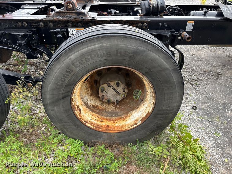 image for item FG0468 2019 Peterbilt truck cab and chassis