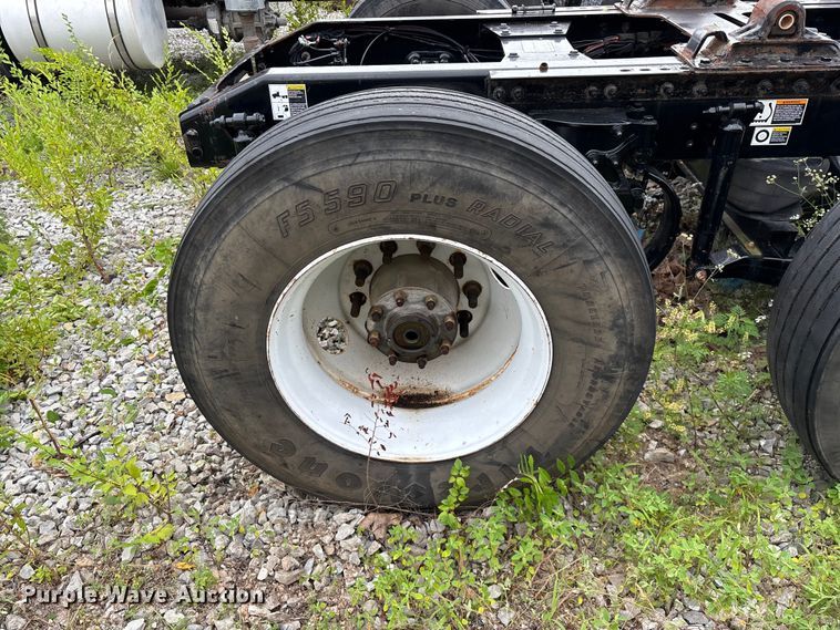 image for item FG0468 2019 Peterbilt truck cab and chassis