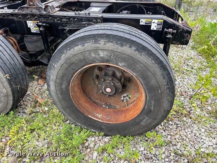 image for item FG0468 2019 Peterbilt truck cab and chassis
