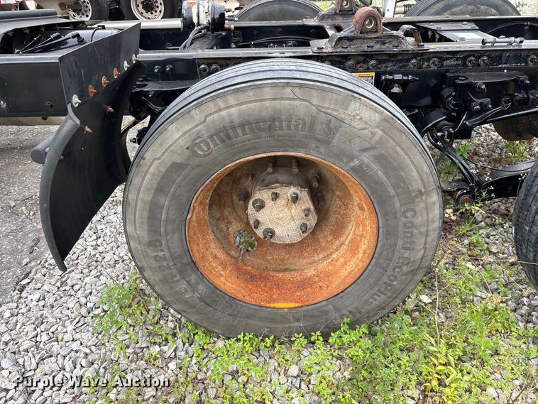 image for item FG0468 2019 Peterbilt truck cab and chassis