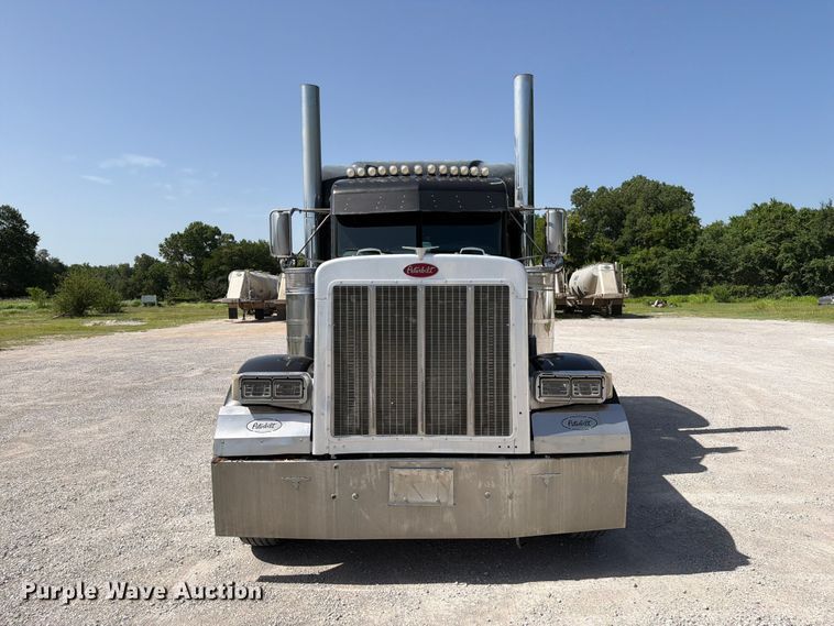 image for item FI0262 2004 Peterbilt 379 semi truck