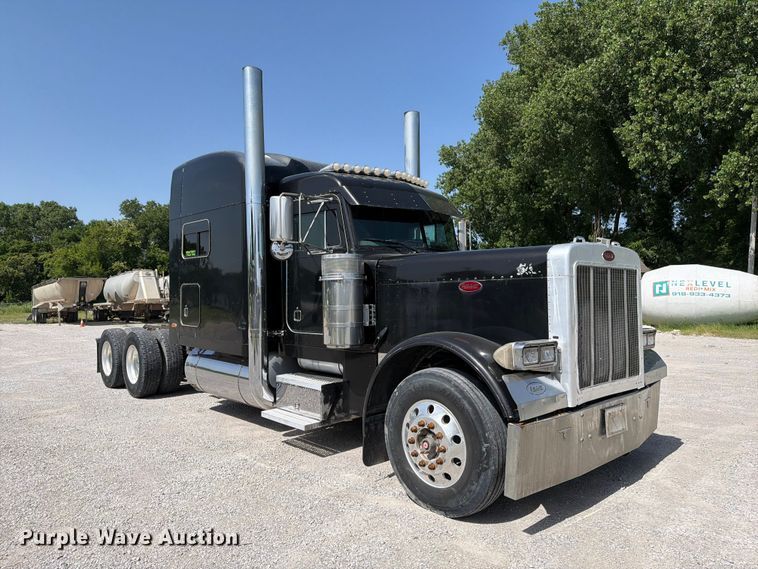 image for item FI0262 2004 Peterbilt 379 semi truck
