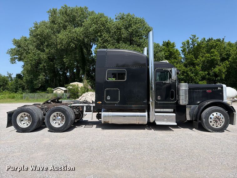 image for item FI0262 2004 Peterbilt 379 semi truck