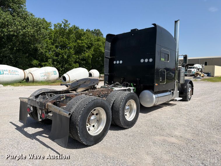 image for item FI0262 2004 Peterbilt 379 semi truck