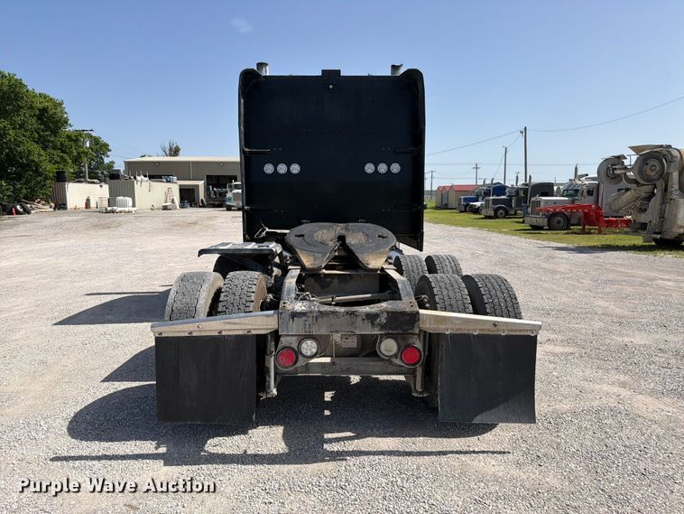 image for item FI0262 2004 Peterbilt 379 semi truck
