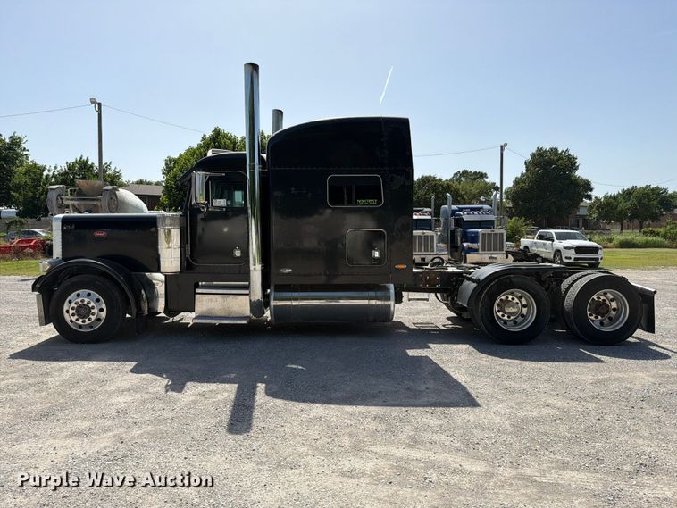 image for item FI0262 2004 Peterbilt 379 semi truck