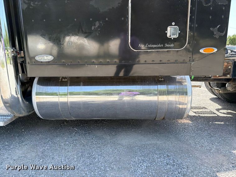 image for item FI0262 2004 Peterbilt 379 semi truck