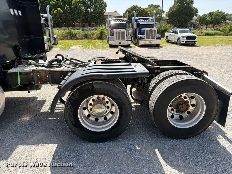 image for item FI0262 2004 Peterbilt 379 semi truck