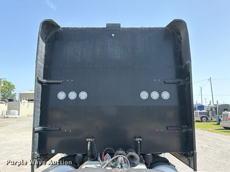 image for item FI0262 2004 Peterbilt 379 semi truck