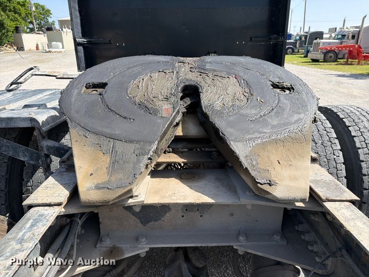 image for item FI0262 2004 Peterbilt 379 semi truck