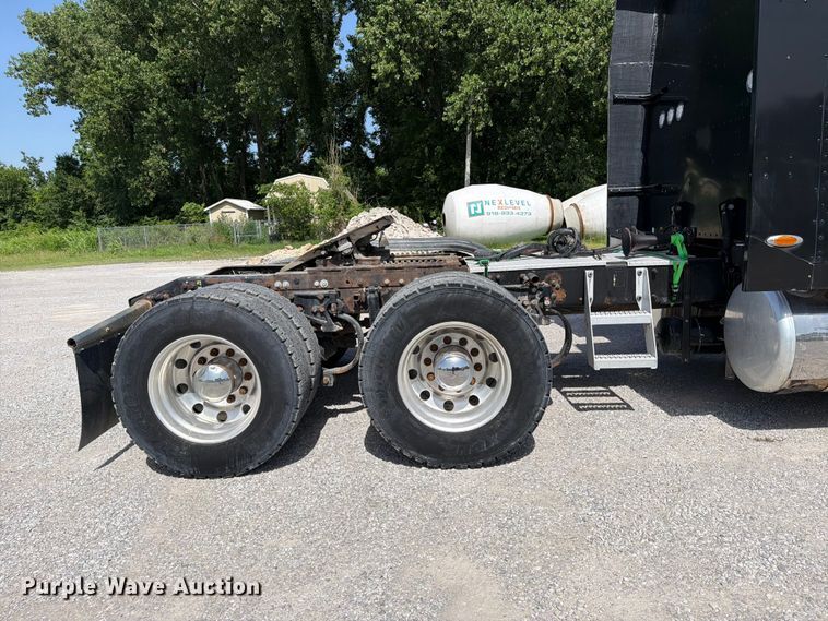 image for item FI0262 2004 Peterbilt 379 semi truck