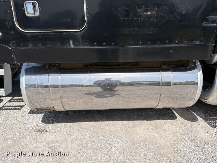 image for item FI0262 2004 Peterbilt 379 semi truck