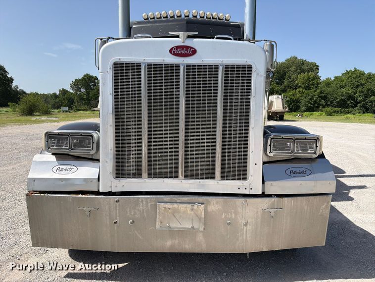 image for item FI0262 2004 Peterbilt 379 semi truck