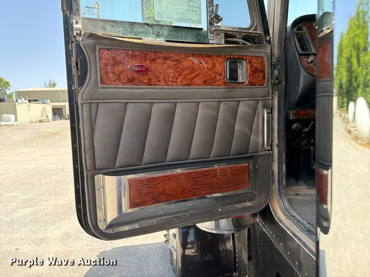 image for item FI0262 2004 Peterbilt 379 semi truck