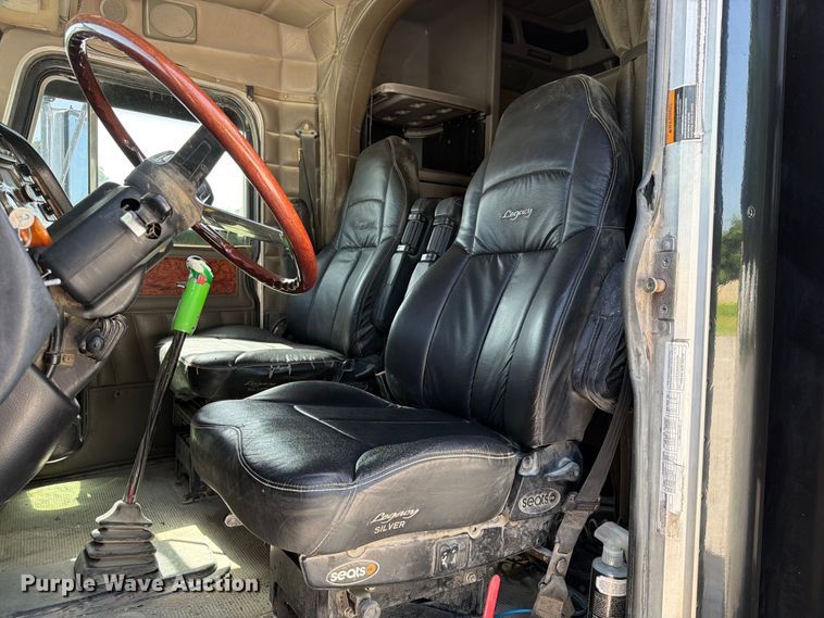 image for item FI0262 2004 Peterbilt 379 semi truck
