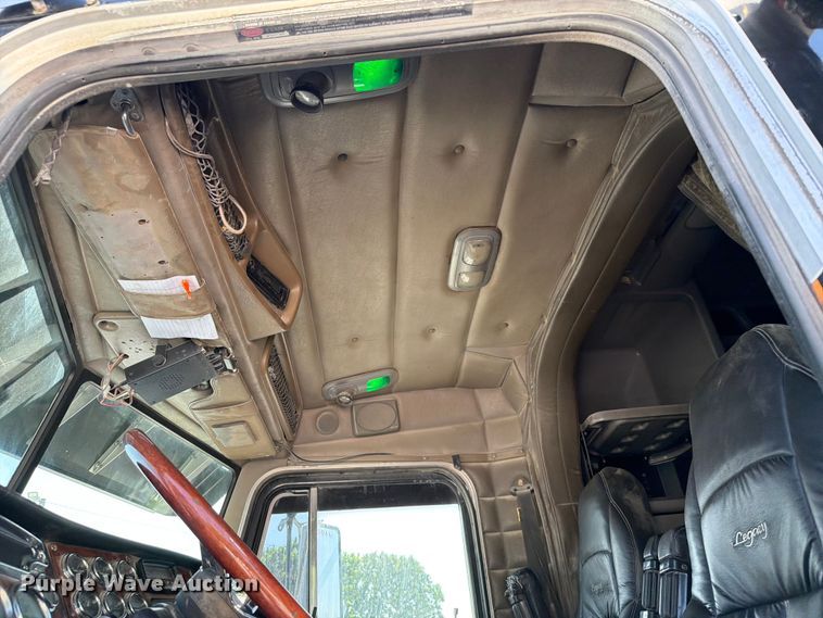 image for item FI0262 2004 Peterbilt 379 semi truck