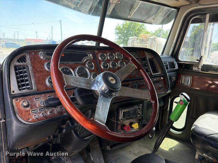 image for item FI0262 2004 Peterbilt 379 semi truck