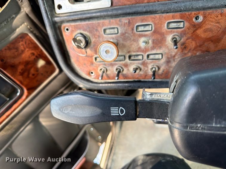 image for item FI0262 2004 Peterbilt 379 semi truck