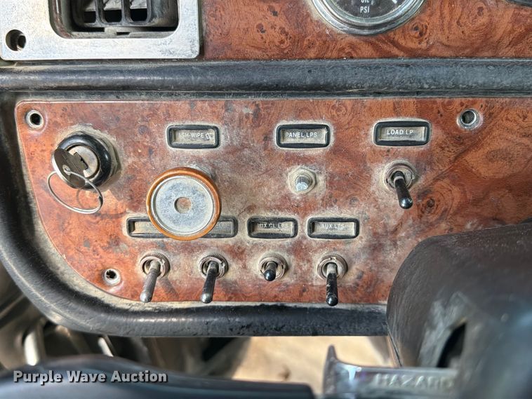 image for item FI0262 2004 Peterbilt 379 semi truck