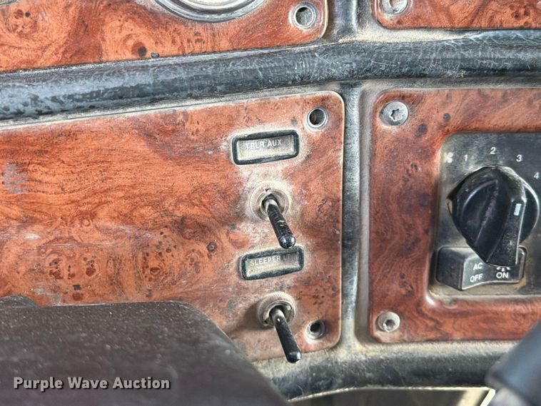 image for item FI0262 2004 Peterbilt 379 semi truck