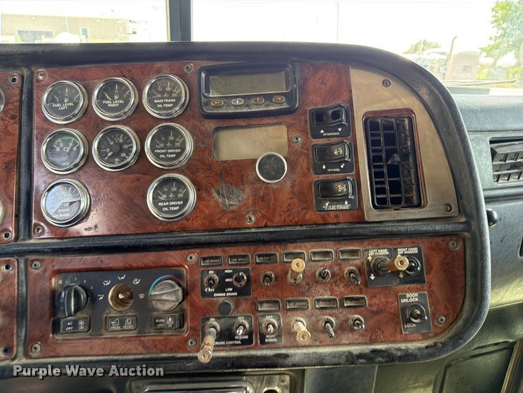 image for item FI0262 2004 Peterbilt 379 semi truck