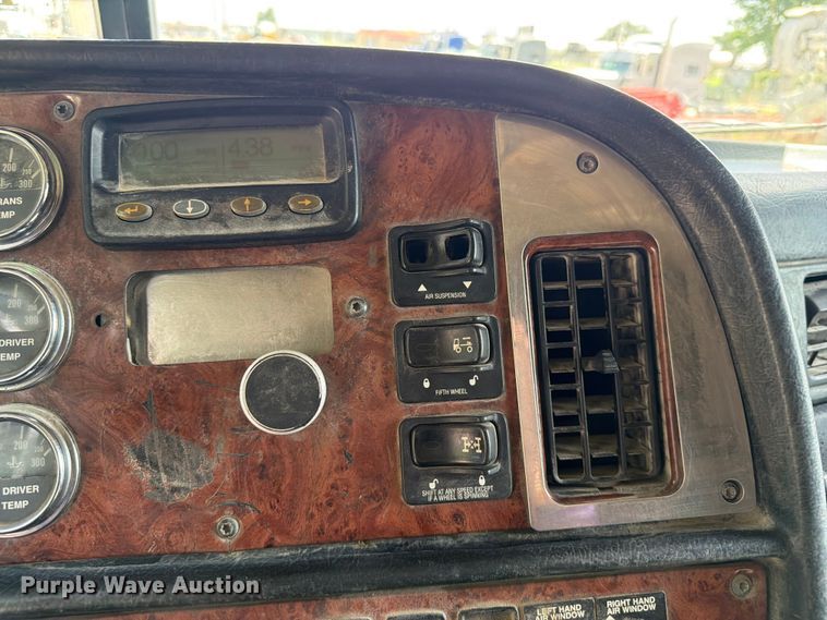 image for item FI0262 2004 Peterbilt 379 semi truck