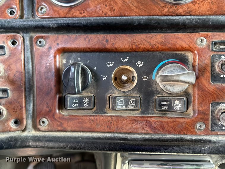 image for item FI0262 2004 Peterbilt 379 semi truck