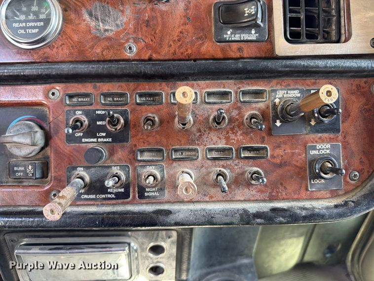 image for item FI0262 2004 Peterbilt 379 semi truck