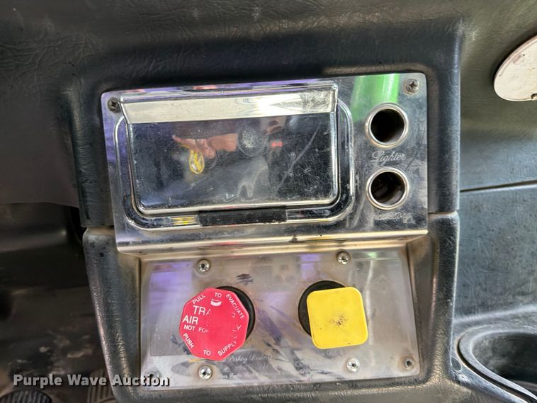 image for item FI0262 2004 Peterbilt 379 semi truck