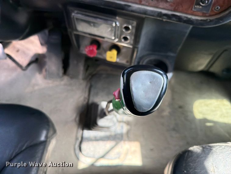 image for item FI0262 2004 Peterbilt 379 semi truck