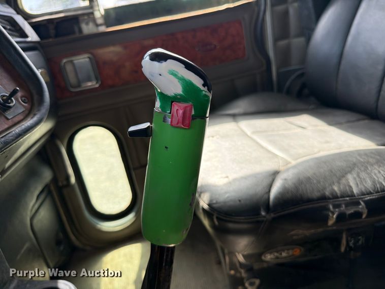 image for item FI0262 2004 Peterbilt 379 semi truck