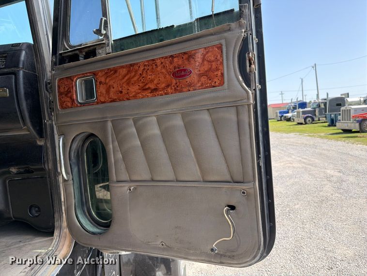 image for item FI0262 2004 Peterbilt 379 semi truck