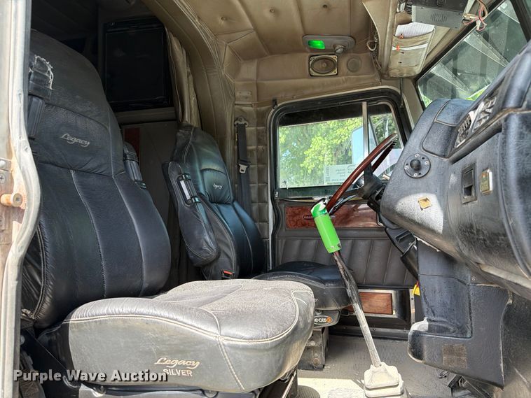 image for item FI0262 2004 Peterbilt 379 semi truck
