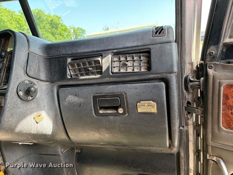 image for item FI0262 2004 Peterbilt 379 semi truck