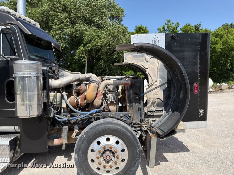 image for item FI0262 2004 Peterbilt 379 semi truck