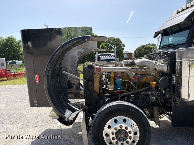 image for item FI0262 2004 Peterbilt 379 semi truck
