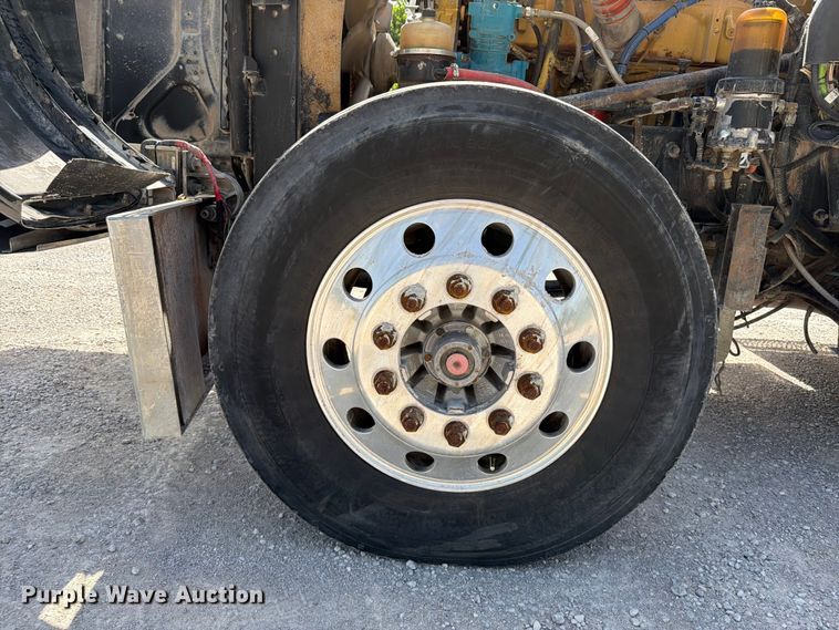 image for item FI0262 2004 Peterbilt 379 semi truck